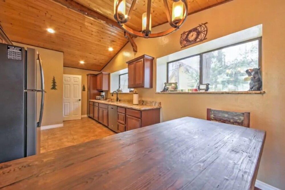 Edgars Hideaway — Big Bear City — photo 3