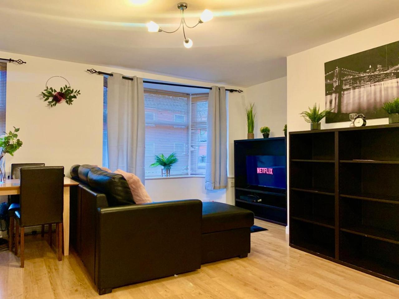 Lovely 2 Bed Ground Floor Flat with Free Parking