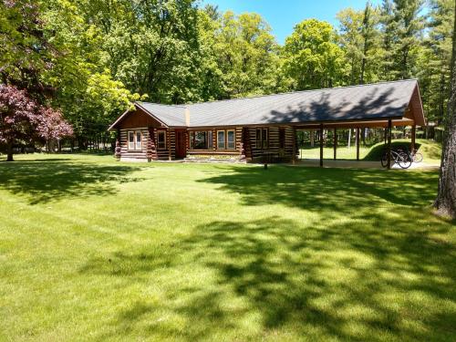 Lake Access Twin Birch Resort Kodiak Cabin — 4-Star Luxury Hotel in Traverse City, United States