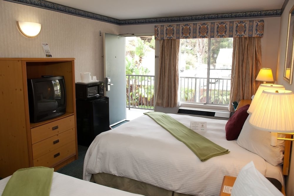 Bay Inn and Suites at Seaworld - photo 12