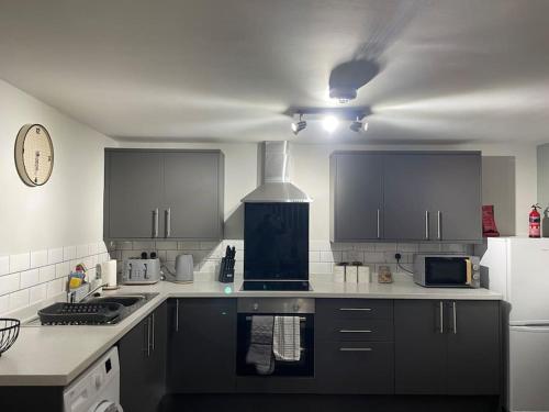 Cedar House by ShortStays4U A modern 2 bedroom house with free parking in town centre — 4-Star Luxury Hotel in King's Lynn, United Kingdom