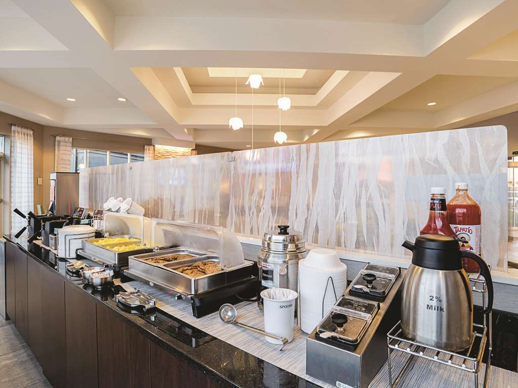 La Quinta Inn & Suites by Wyndham Phoenix Chandler - photo 39