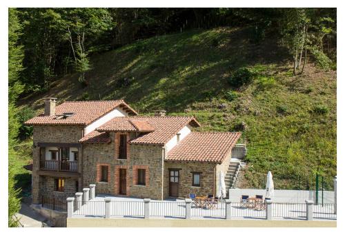 Casa Rural Manuel de Pepa Xuaca — 4-Star Luxury Hotel in Sama, Spain