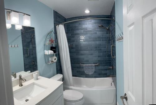 Steps to beach with No Resort Fees and FREE parking 2 - last minute hotel in Saint Pete Beach