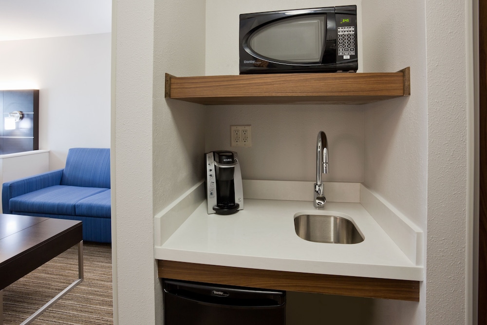 Holiday Inn Express Hotel & Suites Dickinson by IHG - photo 14
