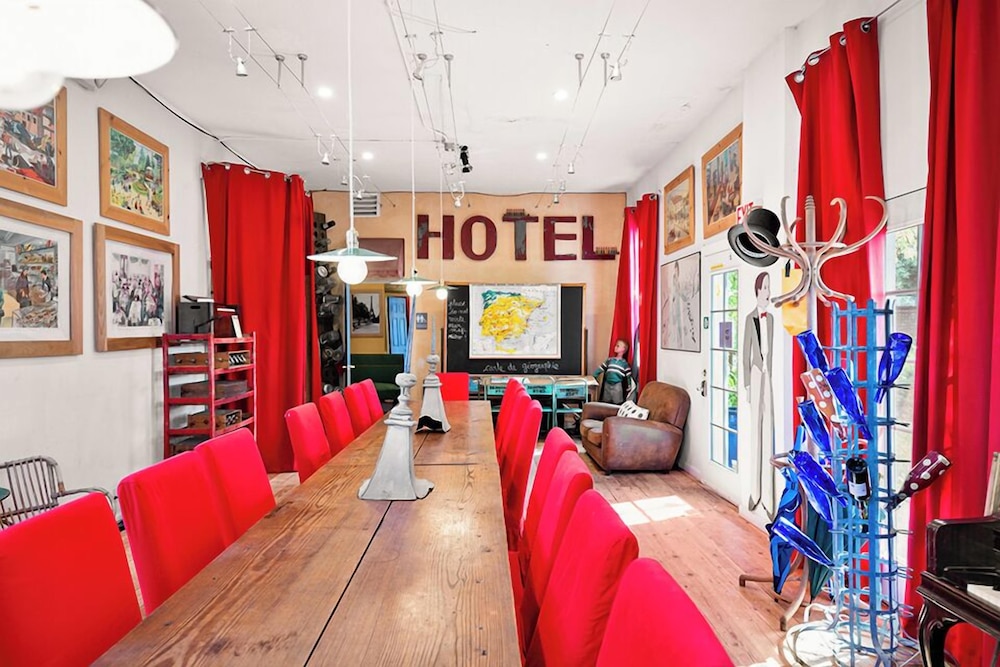 Metro Hotel and Cafe - photo 87