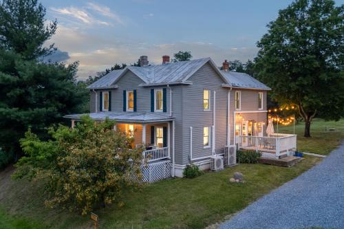 The Orchard a family friendly home hot tub fire pit yard games — 4-Star Luxury Hotel in Luray, United States