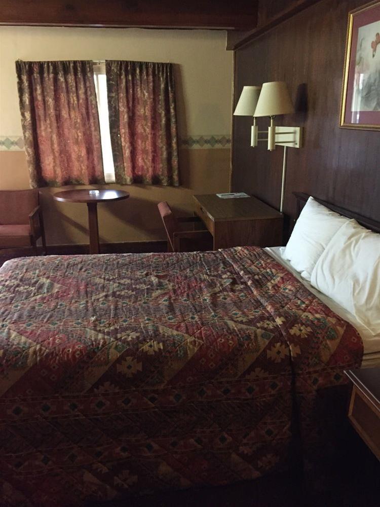 B & J Motel - photo 13