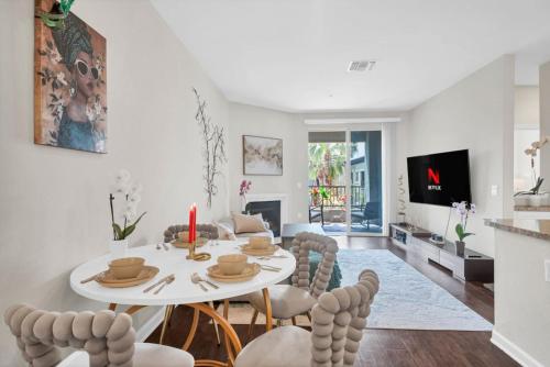 Lux Oasis in Woodland Hills in Los Angeles, United States