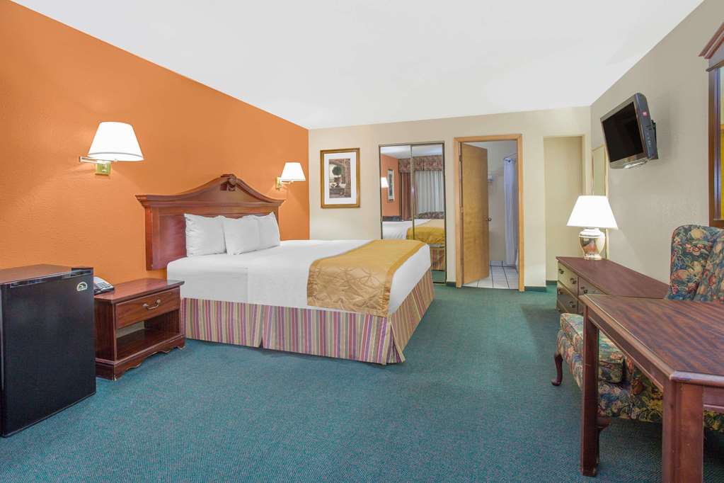 Days Inn & Suites by Wyndham Red Rock Gallup - photo 7