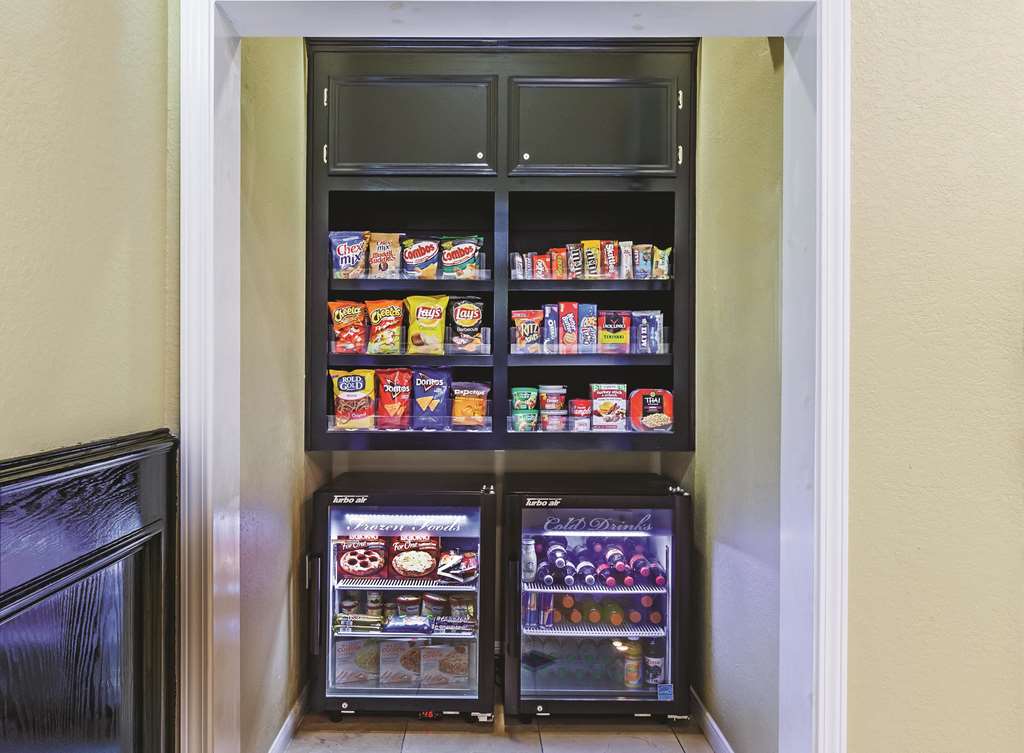 La Quinta Inn & Suites by Wyndham Pearland Houston South - photo 39