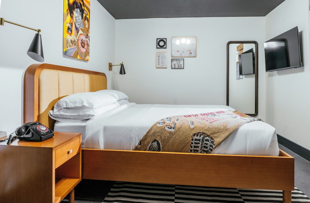 Dew Drop Inn - photo 8
