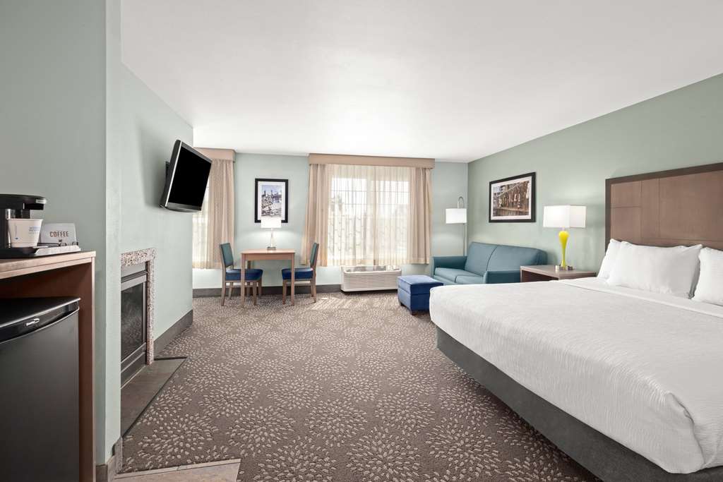 La Quinta Inn & Suites by Wyndham Newport - photo 30