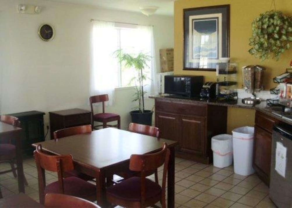 Rodeway Inn Goddard - photo 19