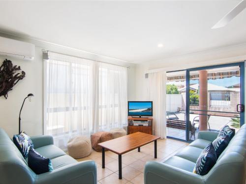 1 54 Parkes Airconditioned — 4-Star Luxury Hotel in Tuncurry, Australia
