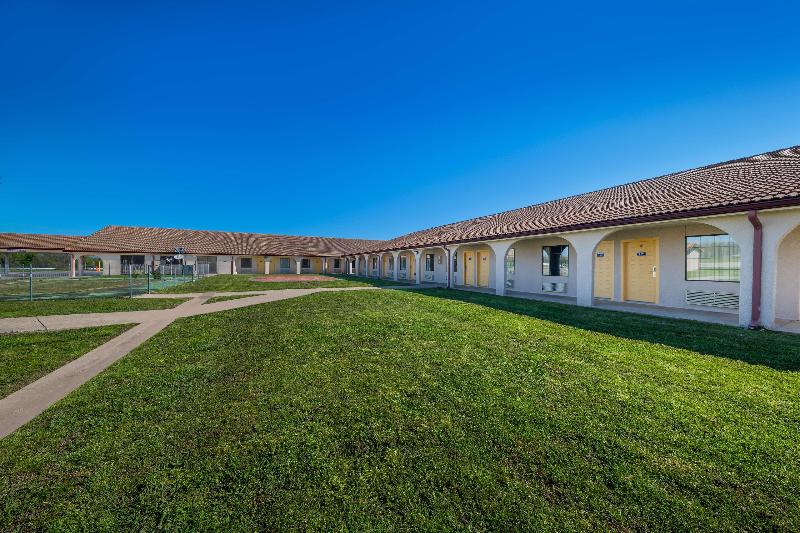 Americas Best Value Inn Bonham - photo 9