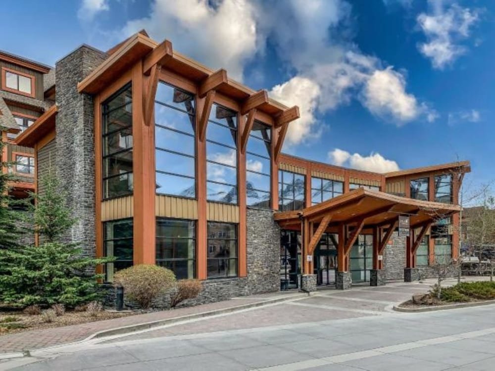 Exquisite 2BR 2BTH Luxury Condo with Mountain View — 4-Star Luxury Hotel in Canmore, Canada