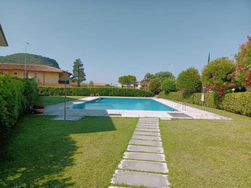 Residence con piscina a Garda — 4-Star Luxury Hotel in Garda, Italy