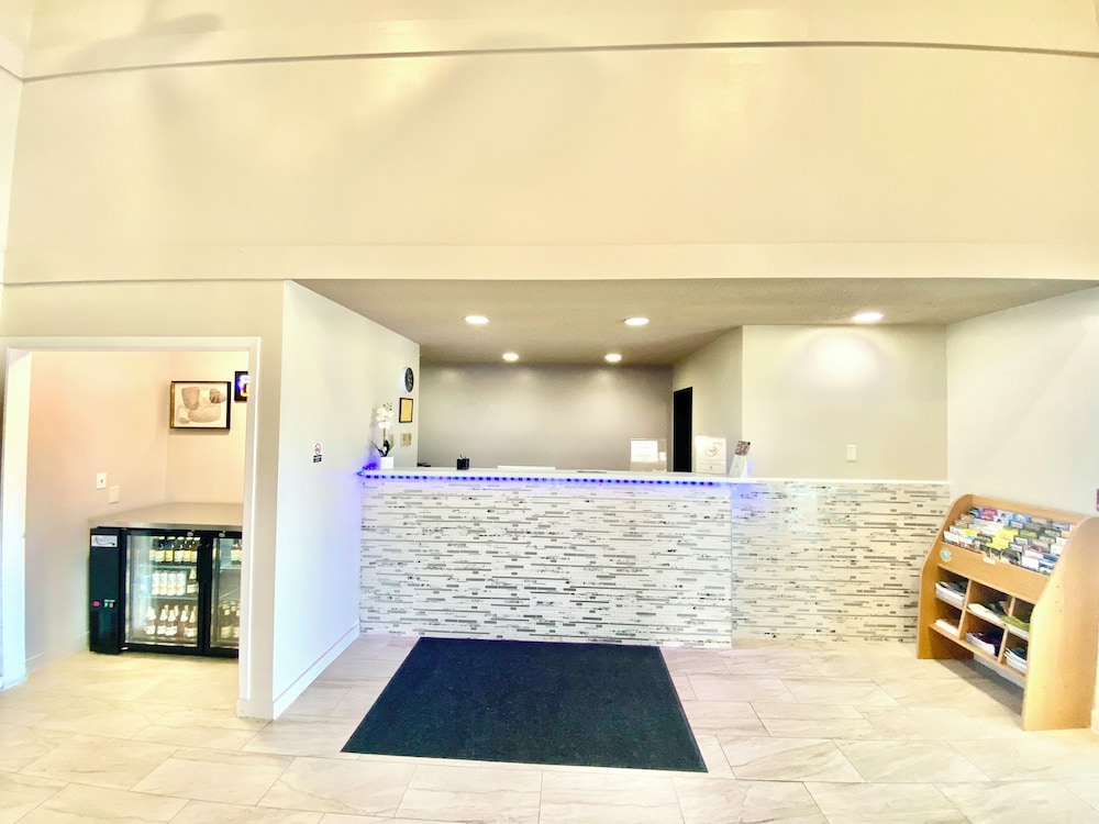 Super 8 by Wyndham Oshkosh Airport - photo 4