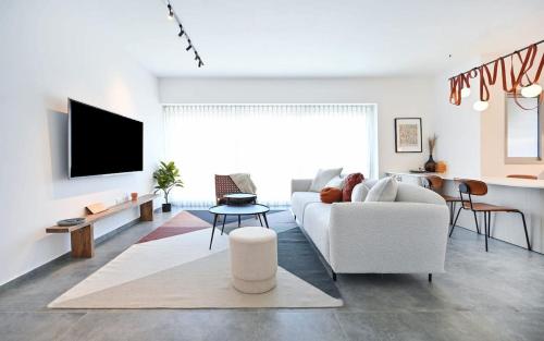 Stylish 3 Bedroom Balcony — 4-Star Luxury Hotel in Tel Aviv, Israel