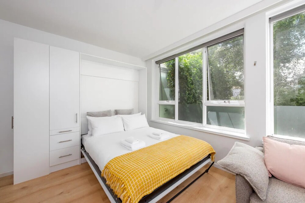 Lovely Studio with Free Parking in East Melbourne — 4-Star Luxury Hotel in Melbourne, Australia