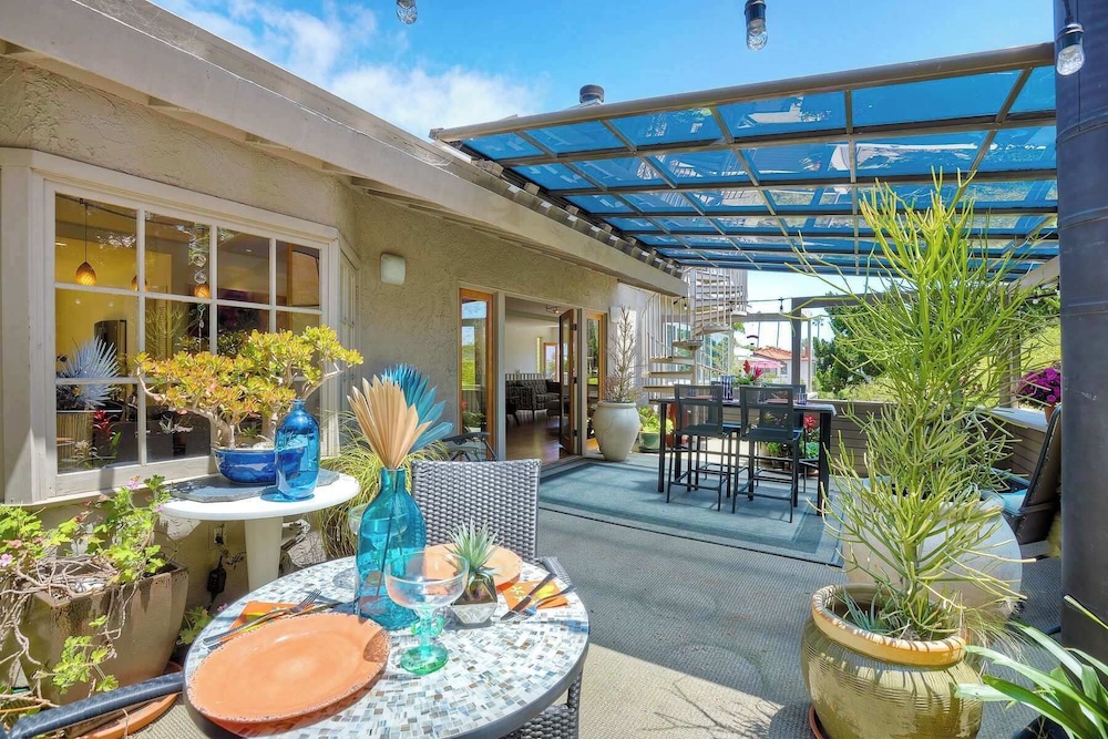 Serene Coastal Home Sleeps 8 1 Mile From Beach — 4-Star Luxury Hotel in Encinitas, United States