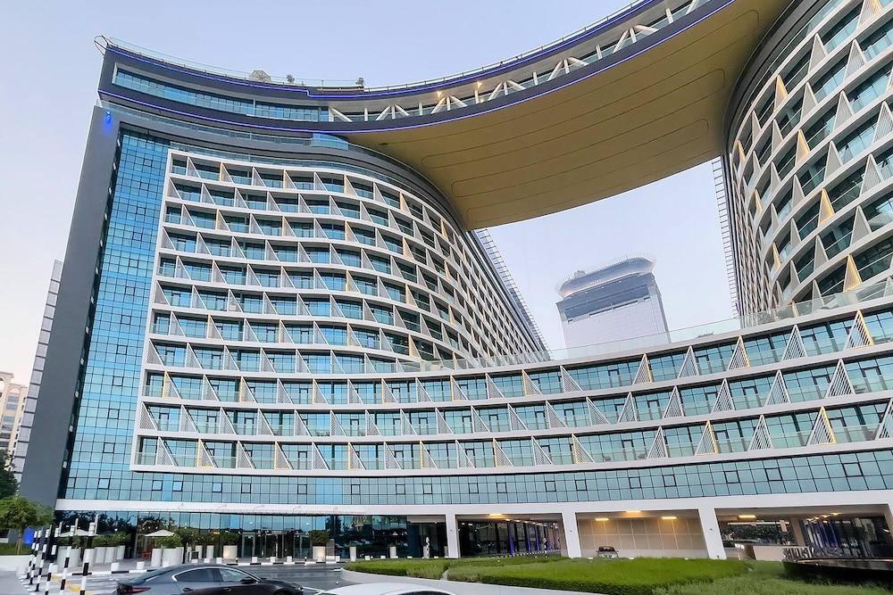 FAM Living Attached to St Regis Palm Tower Studio's Palm Jumeirah Views — 4-Star Luxury Hotel in Dubai, United Arab Emirates