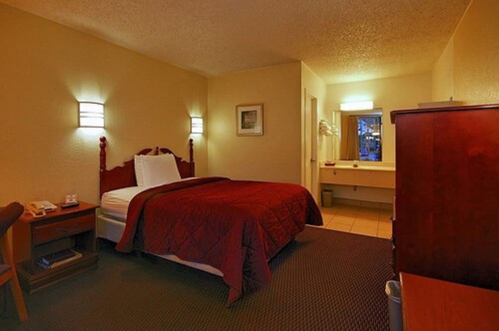 Super 6 Inn Suites - photo 16