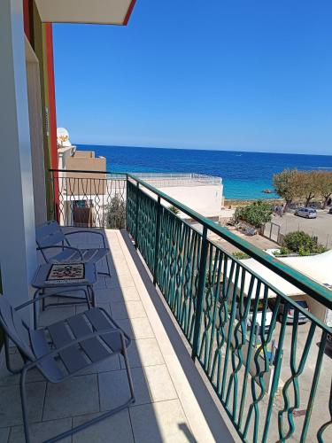 Sea side apartment with balcony and private park — 4-Star Luxury Hotel in Monopoli, Italy