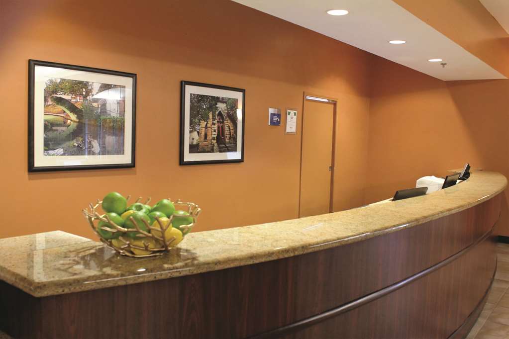 La Quinta Inn & Suites by Wyndham San Antonio Medical Ctr NW - featured photo