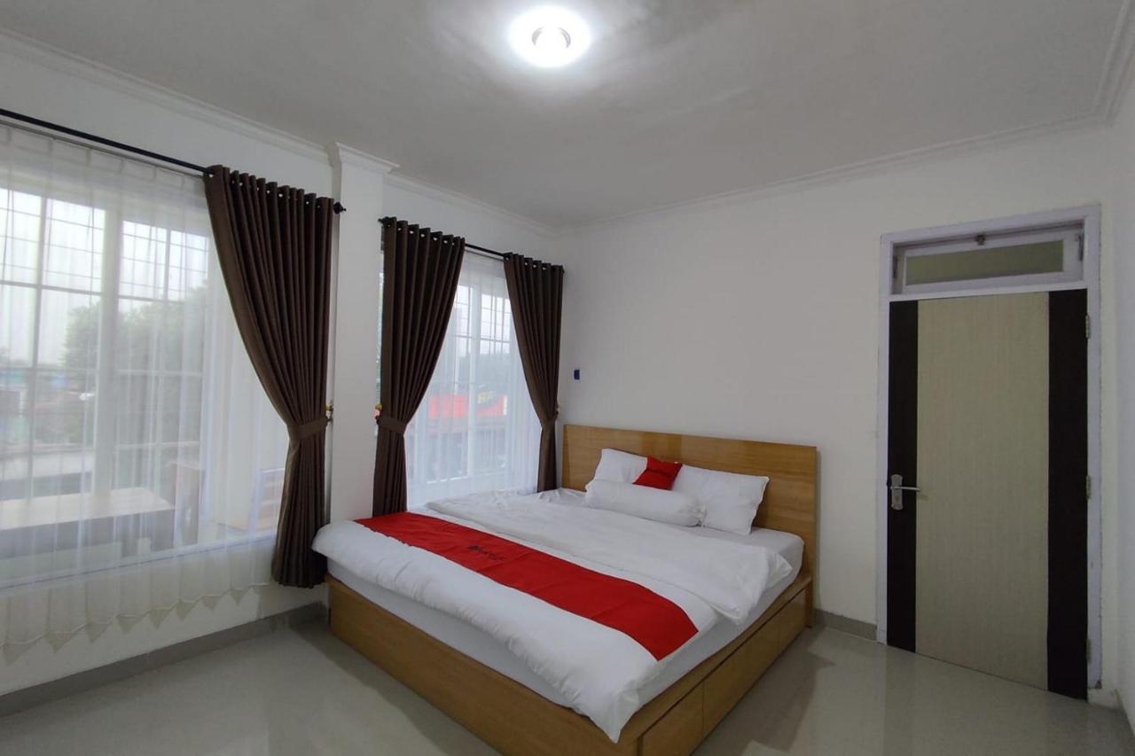 RedDoorz near Rita Super Mall Purwokerto - carbon neutral hotel in Purwokerto