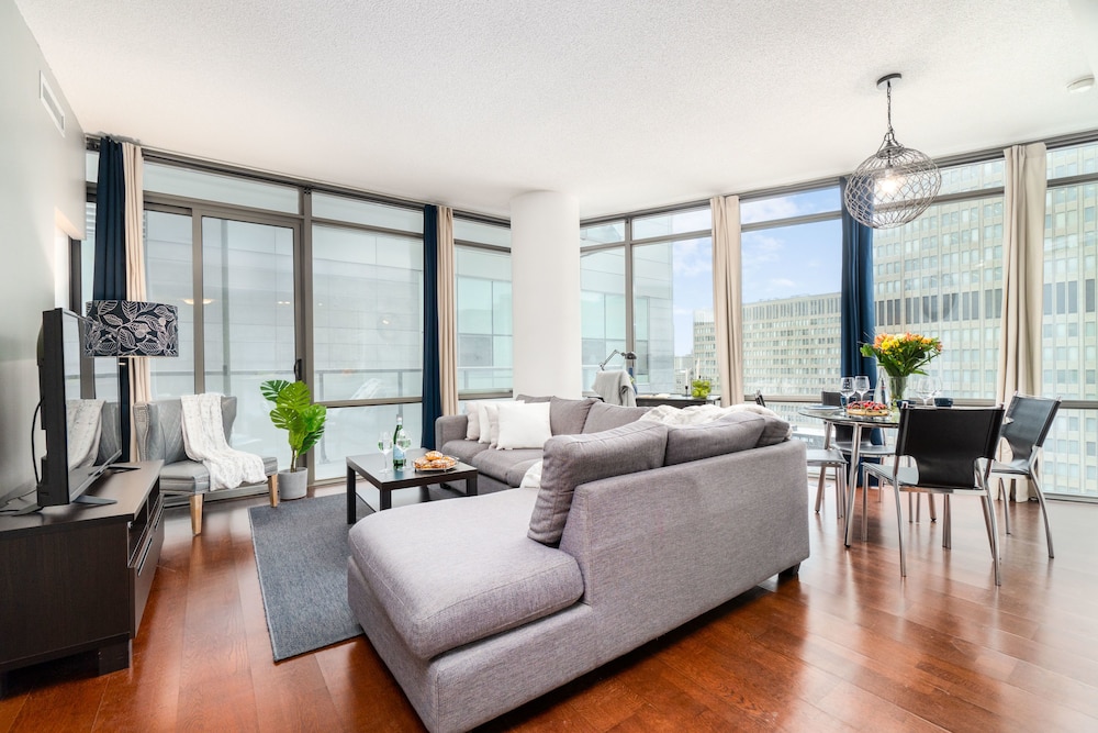 QuickStay Luxurious 2 Bedroom Condo Downtown Core — 4-Star Luxury Hotel in Toronto, Canada