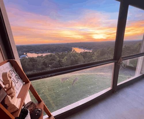 Lakeview Lake Ozark Condo 2BD2BAPool Sleeps 7PP — 4-Star Luxury Hotel in Lake Ozark, United States