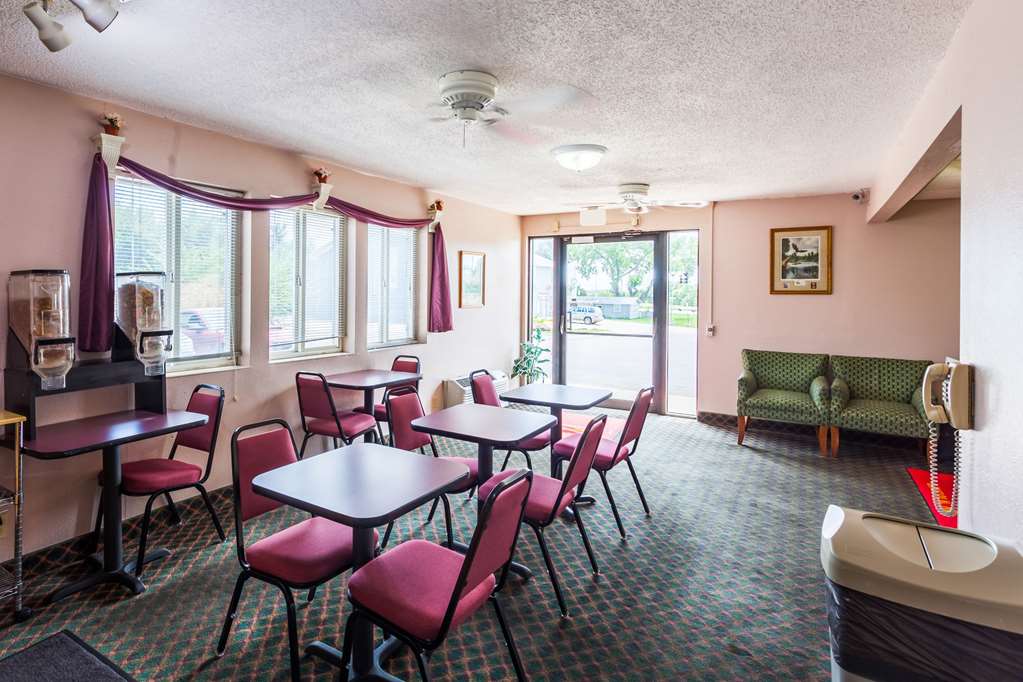 Econo Lodge Lincoln - photo 10