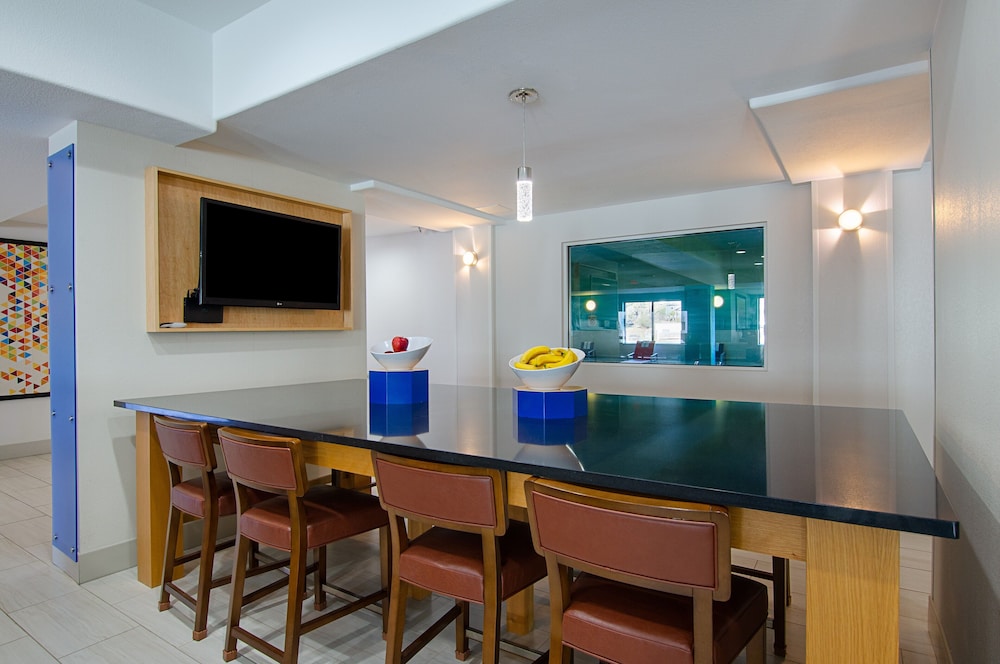 Holiday Inn Express Hotel & Suites Weston an IHG Hotel - photo 4