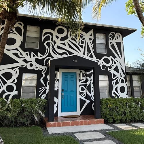 4bd 2ba Black White Artbnb Antique Row Wpb — West Palm Beach