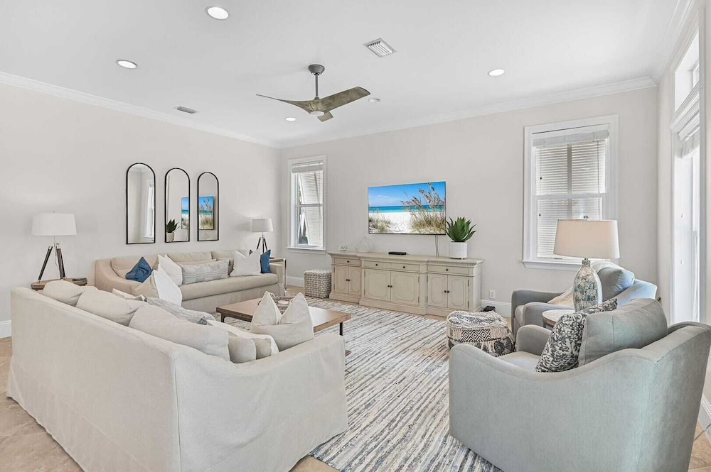 Walk to Seacrest Beach Resort Pool Modern 3bdr Free Wheelin by Avantstay - featured photo