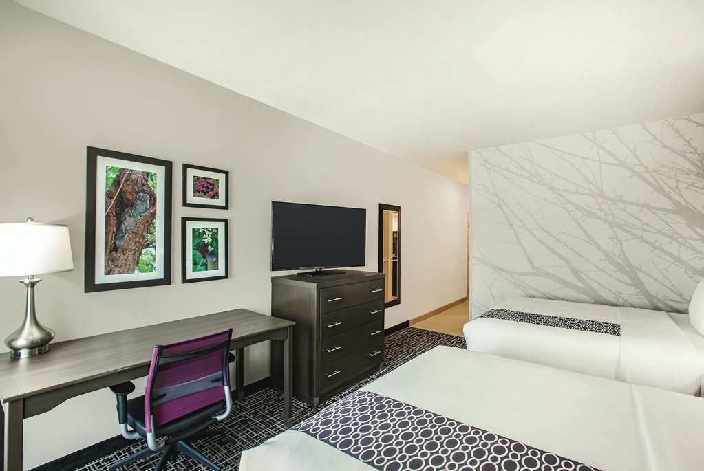 La Quinta Inn & Suites by Wyndham McAllen La Plaza Mall - photo 24