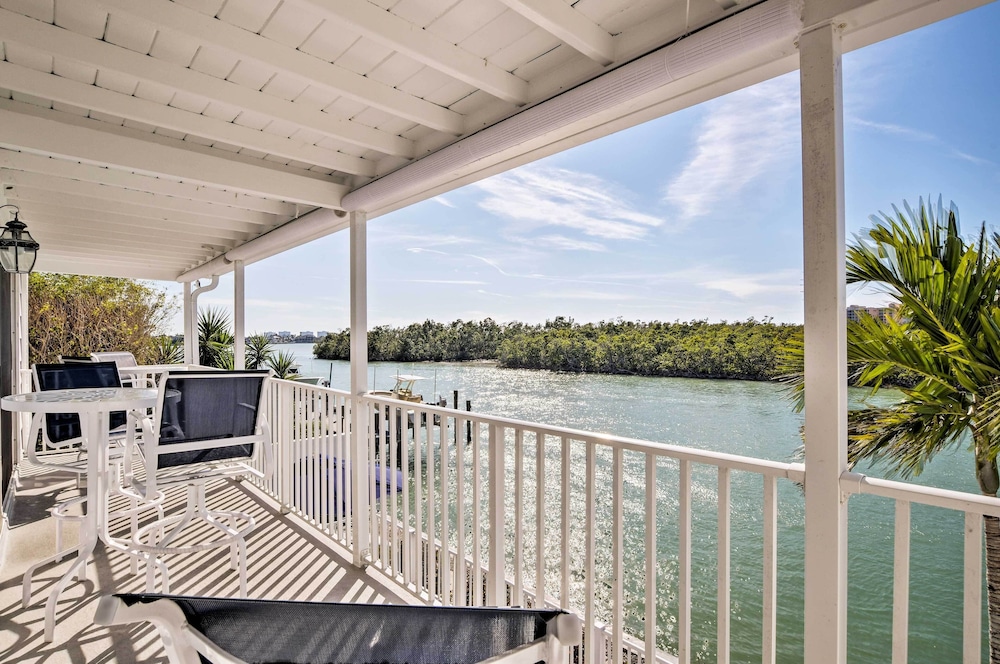 Waterfront Sunset Suite Dolphins Docks and Pool — 4-Star Luxury Hotel in Marco Island, United States