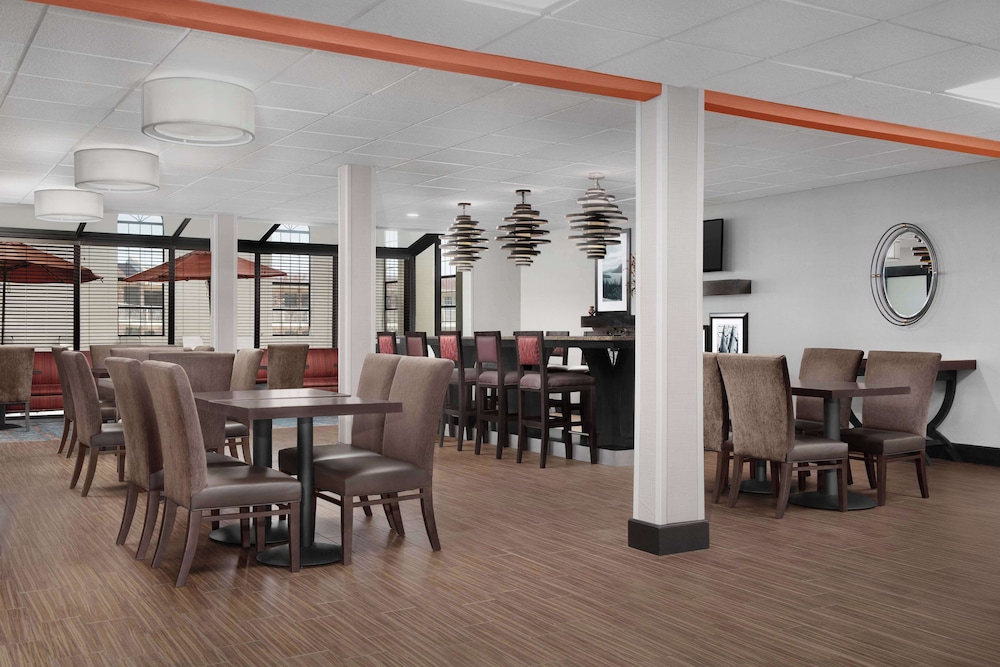 Hampton Inn Russellville - photo 42