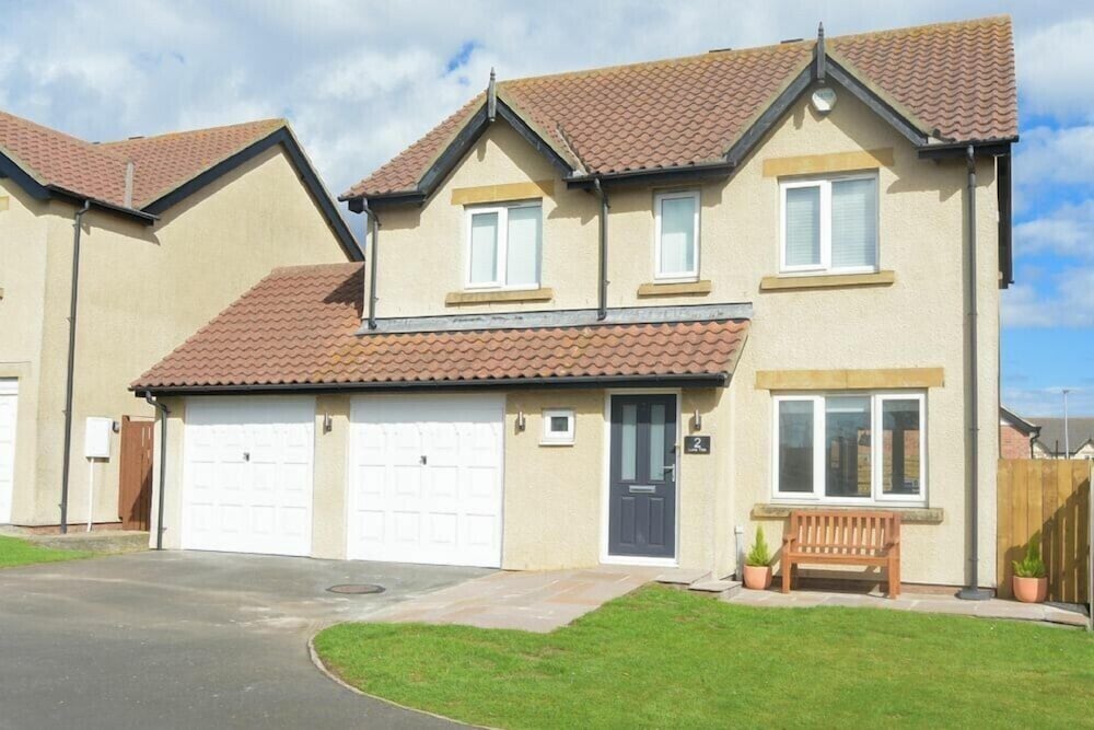 Luna Tide in Seahouses, United Kingdom