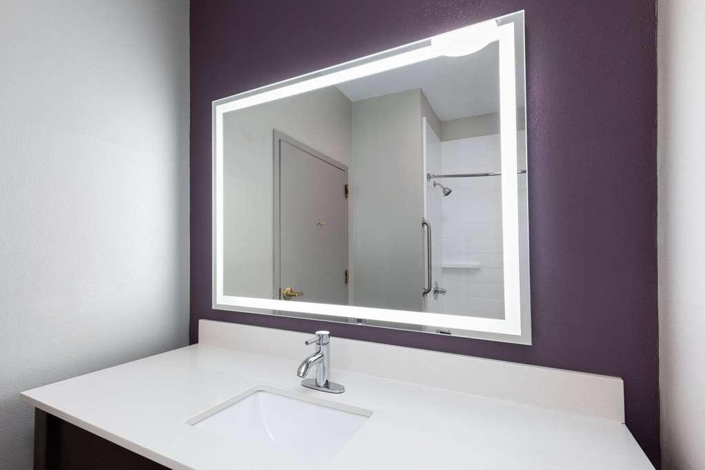 La Quinta Inn & Suites by Wyndham Loudon - photo 34