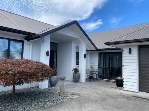 Ihimaera Suite 1 or 2 brm River Garden Cambridge with Complimentary Continental Breakfast — 4-Star Luxury Hotel in Cambridge, New Zealand