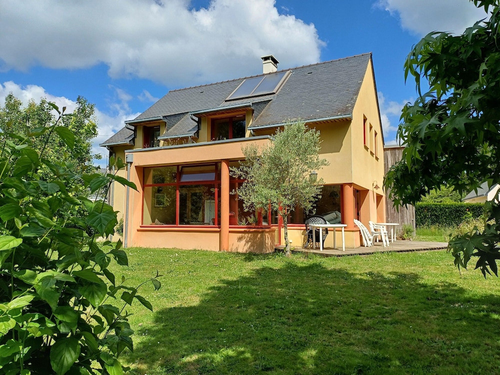 House in Brittany Near Coastal Beaches — 4-Star Luxury Hotel in Surzur, France