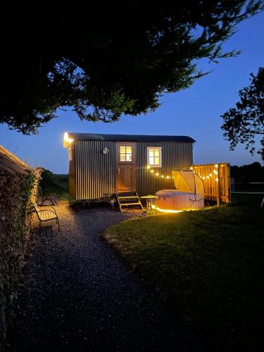 Sheelin Huts Blue Hot tub available From 1st April until 1st November