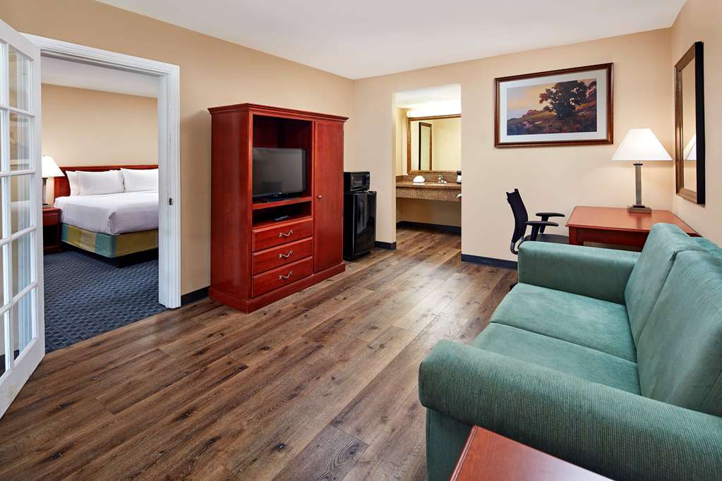 La Quinta Inn & Suites by Wyndham Thousand Oaks Newbury Park - photo 15