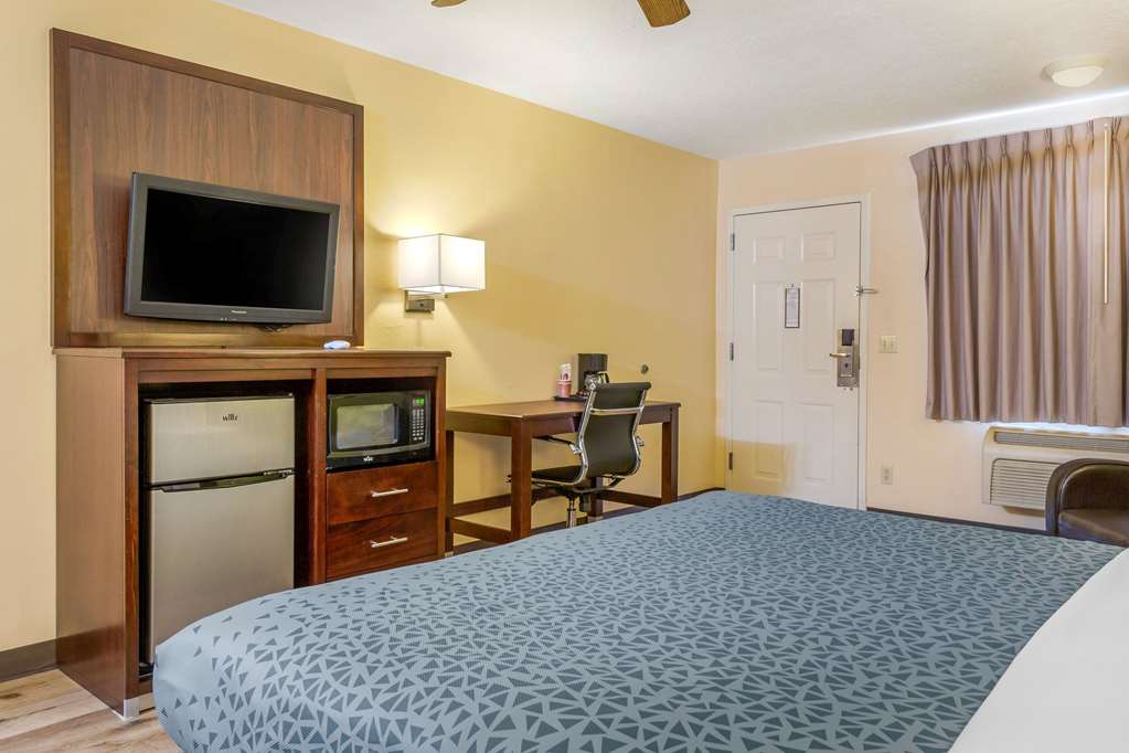 Econo Lodge West Coors Blvd - photo 15