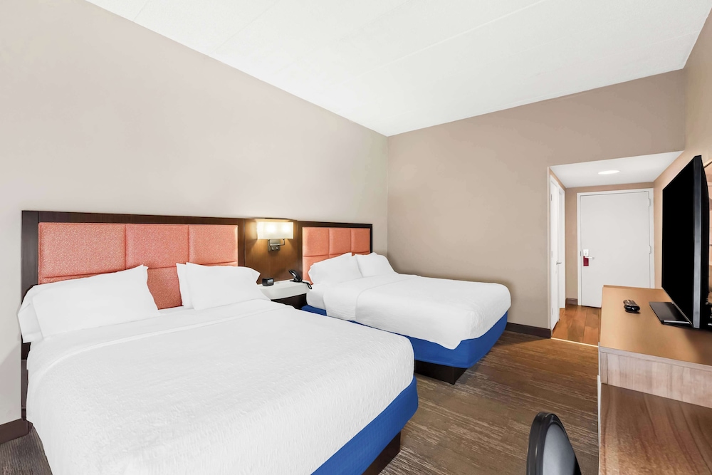 Hampton Inn Pennsville - photo 14