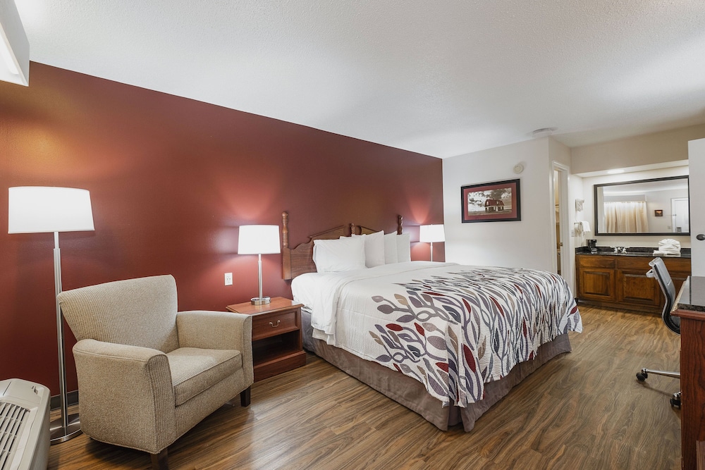 Red Roof Inn & Suites Calhoun - photo 10