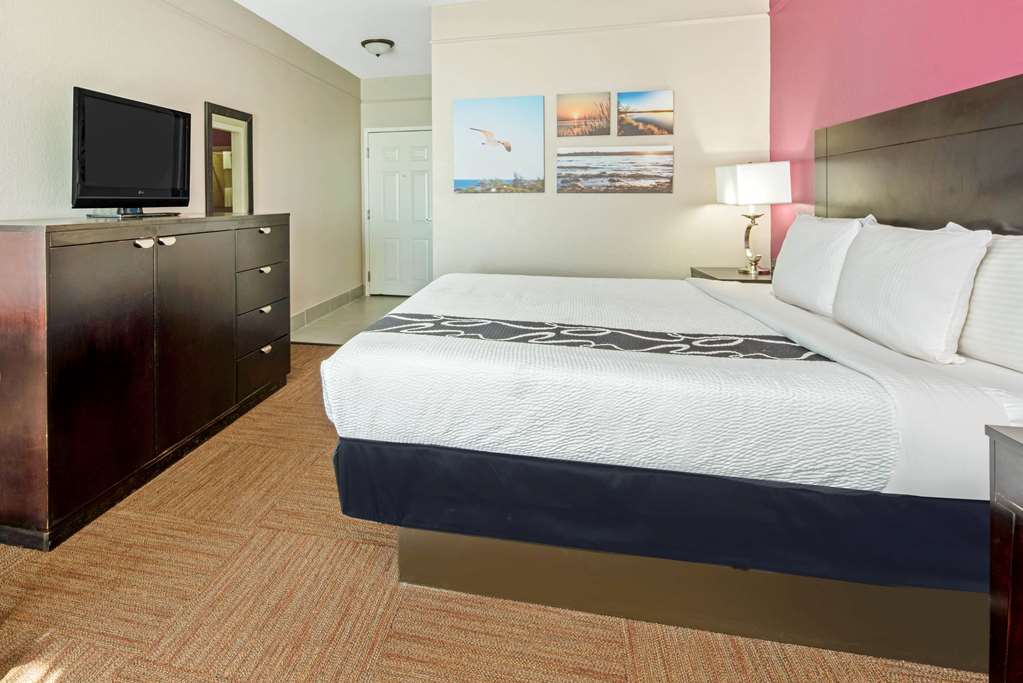 La Quinta Inn & Suites by Wyndham Winnie - photo 10